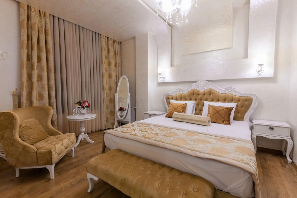 Royal Suite | 1 bedroom, minibar, in-room safe, blackout drapes