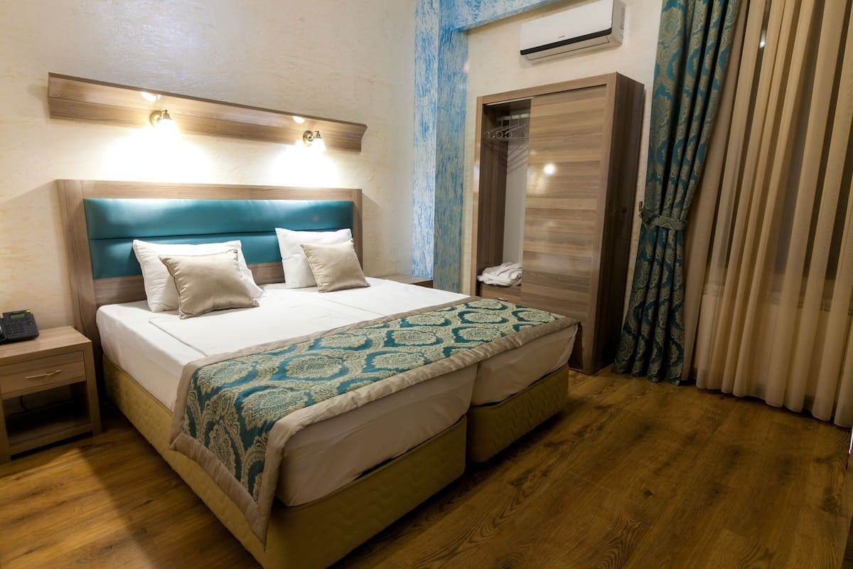 Comfort Twin Room | 1 bedroom, minibar, in-room safe, blackout drapes