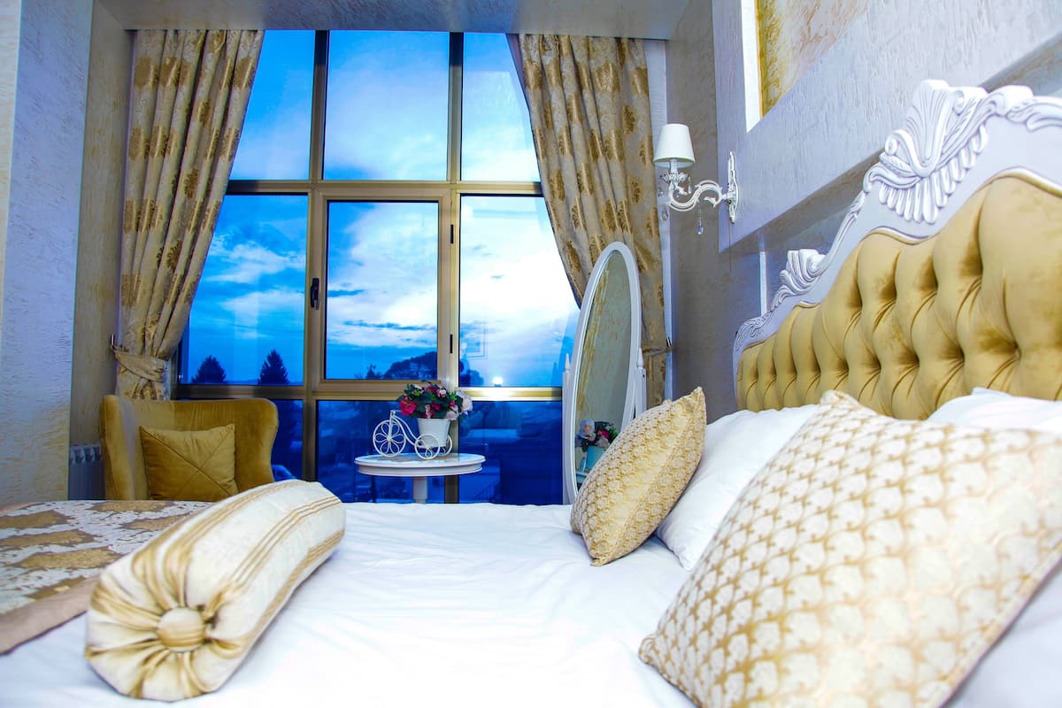 Executive Suite | 1 bedroom, minibar, in-room safe, blackout drapes