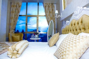 Executive Suite | 1 bedroom, minibar, in-room safe, blackout drapes