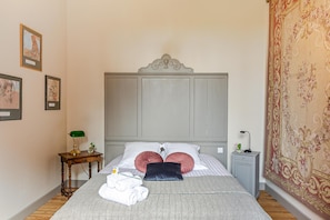 Individually decorated, individually furnished, free WiFi, bed sheets - Chateau de Lourdes Cancale - St Malo (Saint-Meloir-des-Ondes)