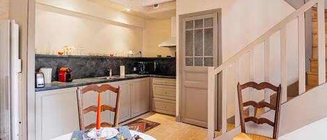 Stovetop, cookware/dishes/utensils