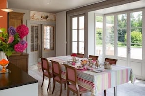 Free daily continental breakfast - Chateau de Lourdes Cancale - St Malo (Saint-Meloir-des-Ondes)