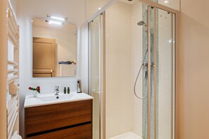 Douche, articles de toilette gratuits, sèche-cheveux