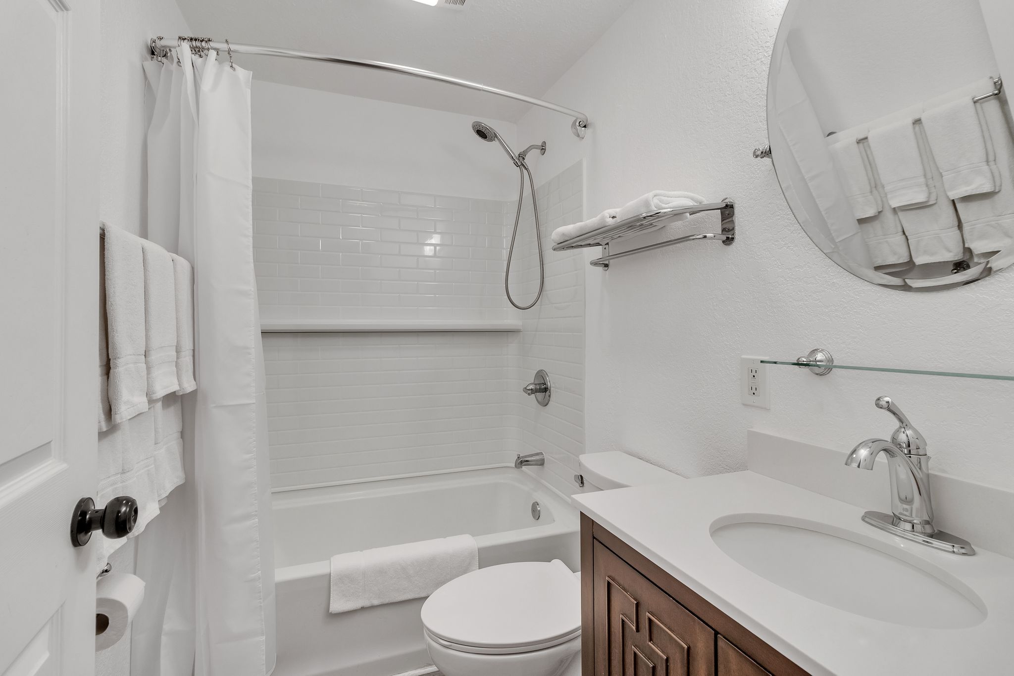 Un baño moderno con bañera, inodoro y lavamanos.