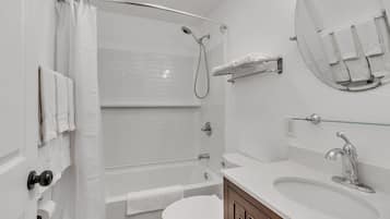 Un baño moderno con bañera, inodoro y lavamanos.