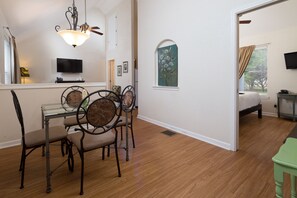 Casa de campo familiar, 1 cama King size y sofá cama | Área de sala de estar | Smart TV y chimenea 