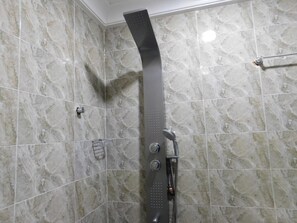 Combined shower/bathtub, deep-soaking bathtub, free toiletries, towels - Toprano Hotel (Lagos)