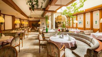 5 restaurants, breakfast, lunch, dinner served; local cuisine