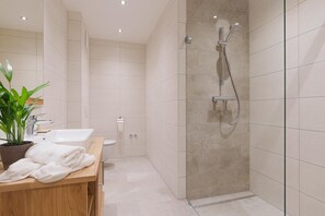 Bathtub besar, perlengkapan mandi gratis, pengering rambut, dan handuk