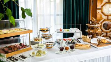 Free daily buffet breakfast