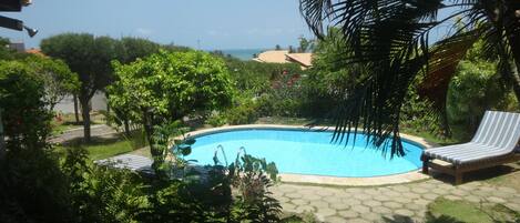 Piscine intérieure, chaises longues