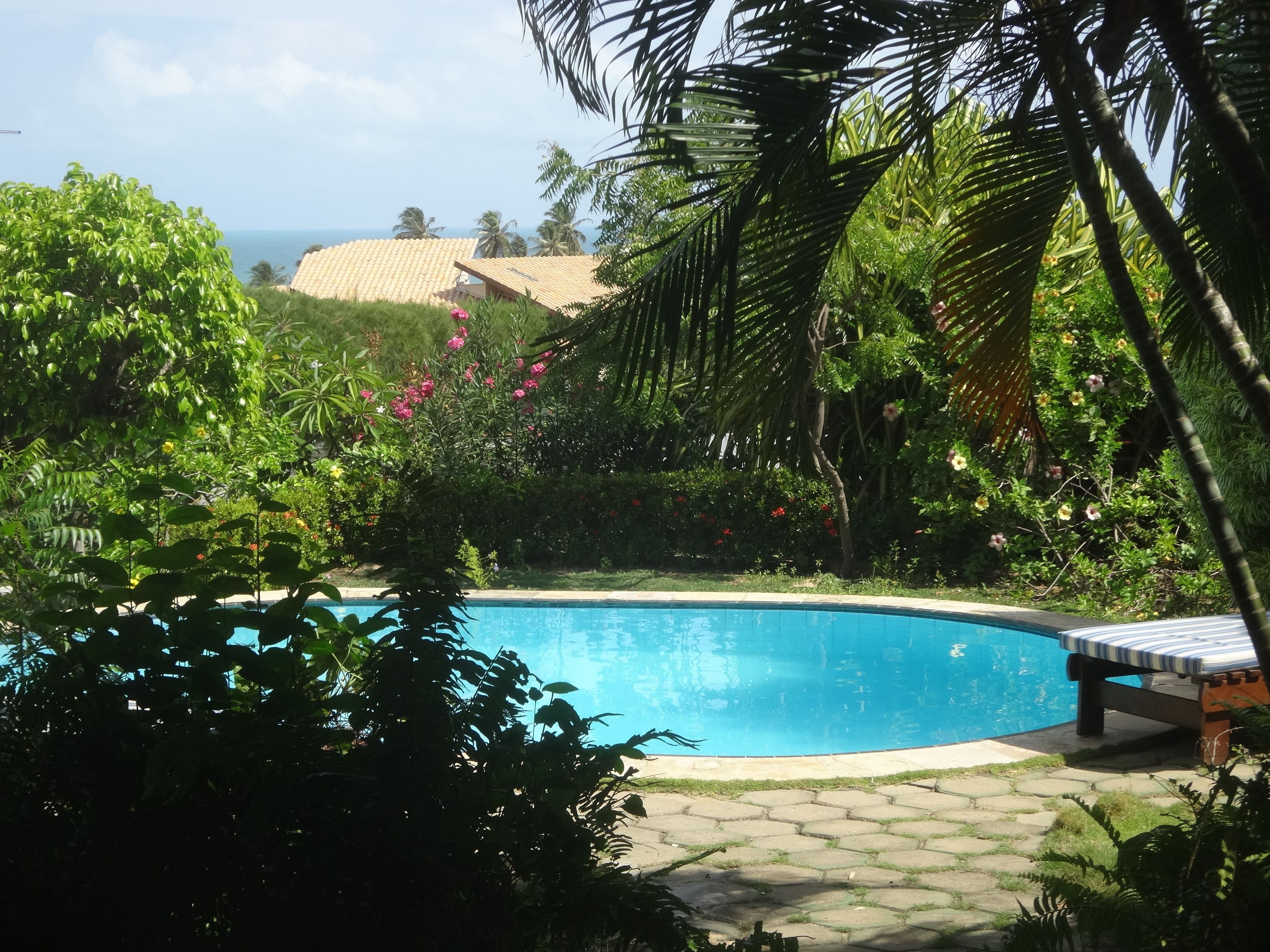 室內游泳池，提供日光浴躺椅