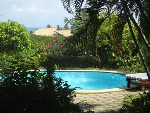 室內游泳池，提供日光浴躺椅