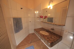 Ferienhaus | Badezimmer | Dusche, Handtücher