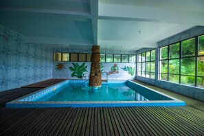Una piscina cubierta, una piscina al aire libre