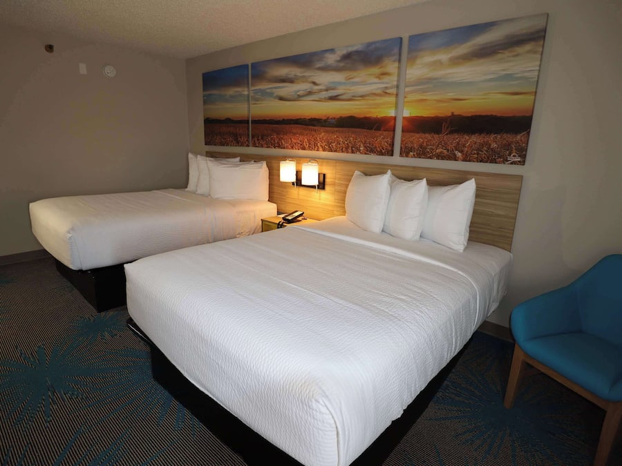 Habitación, 2 camas Queen size, para no fumadores | Edredón, decoración personalizada, muebles diferentes y escritorio