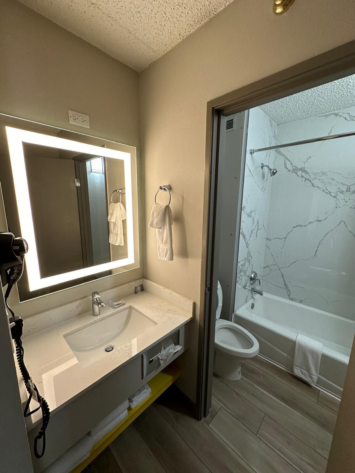 Amenidades de baño gratuitas, secadora de cabello, toallas, jabón 