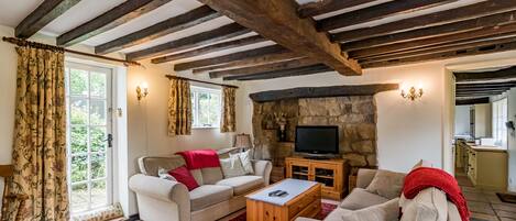 Cottage | Living room | Flat-screen TV, fireplace, DVD player