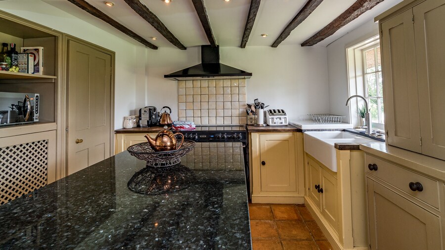 Yew Tree Cottage- Sleeps 12, Garden & Pet-friendly