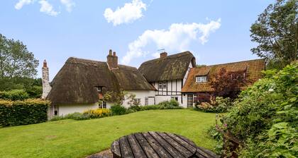 Yew Tree Cottage- Sleeps 12, Garden & Pet-friendly