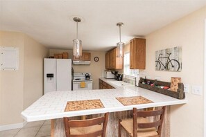 Private kitchen - Palmetto Retreat [1/1] Free Activities! & Wifi Beach Nearby (St. Augustine)