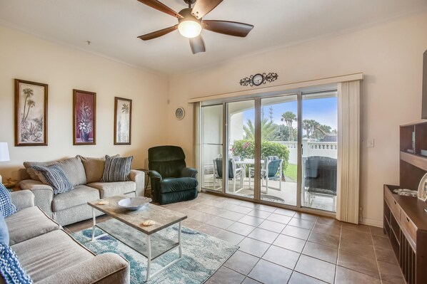 콘도, 침대(여러 개) (VOG-102 2BR Free Tix Wifi Pool Tennis) | 거실 공간 | 케이블 채널 시청이 가능한 32인치 평면 TV, TV