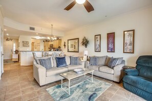 Condo, varias camas (VOG-102 2BR Free Tix Wifi Pool Tennis) | Área de sala de estar | Televisión de pantalla plana de 32 pulgadas con canales por cable 