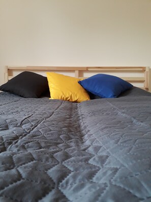 Tempur-Pedic beds, soundproofing, free WiFi, bed sheets