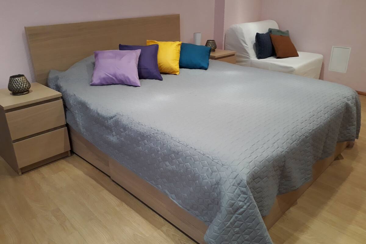 Tempur-Pedic beds, soundproofing, free WiFi, bed sheets