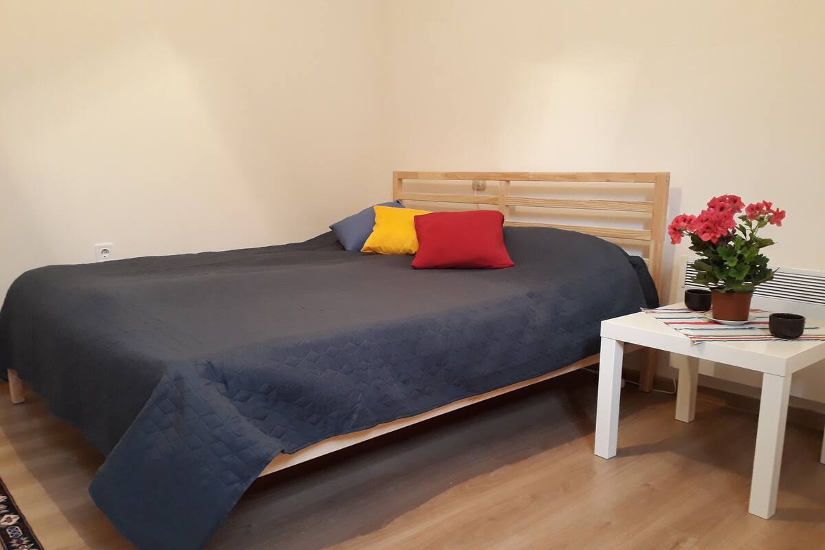 Tempur-Pedic beds, soundproofing, free WiFi, bed sheets