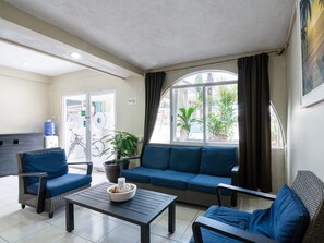 Coin salon dans le hall