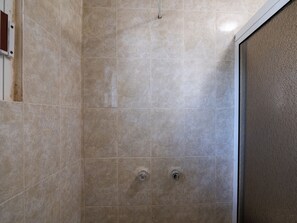 Standard Room | Bathroom | Shower, rainfall showerhead, towels, soap