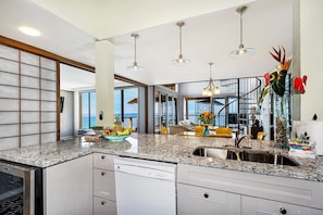 Private kitchen - Kksr 5-304 Direct Oceanfront Corner Penthouse! (Kailua-Kona)