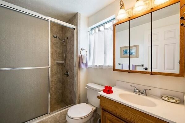 A bathroom with a shower, toilet, and sink. - Keauhou Kona Surf and Racquet Club Townhouse# 185 (Kailua-Kona)