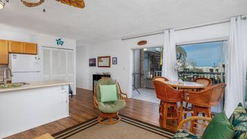 Condo, 1 Queen Bed with Sofa bed (Alii Villas#340 Top floor with Ocean ) | Interior