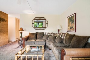 Condo, 1 cama Queen size (Kona Makai 2-102) | Área de sala de estar | Televisión 