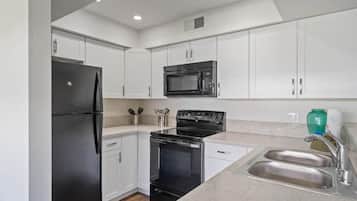 Apartamento, 1 cama de matrimonio con sofá cama (Casa De Emdeko 204) | Cocina privada | Frigorífico, microondas, placa de cocina y lavavajillas