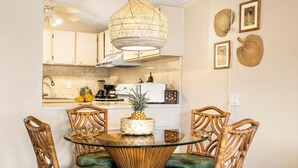 Condo, 1 giường cỡ queen và sofa giường (Kona Isle B31) | Khu ăn uống