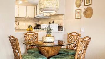 Kondominium, 1 Tempat Tidur Queen dengan tempat tidur Sofa (Kona Isle B31) | Tempat makan
