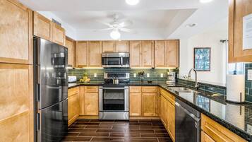 Condo, 1 King Bed with Sofa bed (Casa De Emdeko 219) | Private kitchen | Fridge, microwave, oven, stovetop