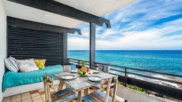 Condo, 1 King Bed with Sofa bed (Casa De Emdeko 219) | Outdoor dining
