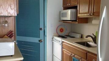 Rumah, 1 Tempat Tidur Queen (Kona Magic Sands 313) | Dapur pribadi | Lemari es, microwave, kompor, dan mesin pembuat kopi/teh