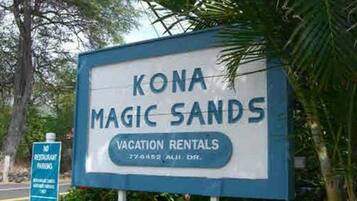 House, 1 Queen Bed (Kona Magic Sands 313) | Property grounds