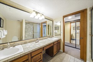 Condo, varias camas (Holualoa Bay Villas#106) | Lavabo en el baño