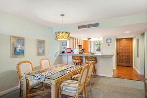 คอนโด, หลายเตียง (Holualoa Bay Villas#106) | บริการอาหารในห้องพัก