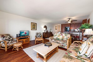 Living area - Sea Village 4-205 (Kailua-Kona)