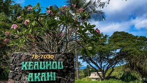Kivitauluun on kaiverrettu nimi ”Kauhou Akani” ja puhelinnumero ”78-7030”.
