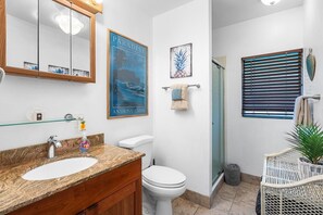 Condo, várias camas (Keauhou Akahi 210) | Banheiro | Papel higiênico 