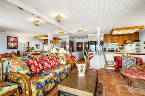 Condo, 1 trÚs grand lit et 1 canapé-lit (Kona Reef D32) | Aire de séjour | Téléviseur